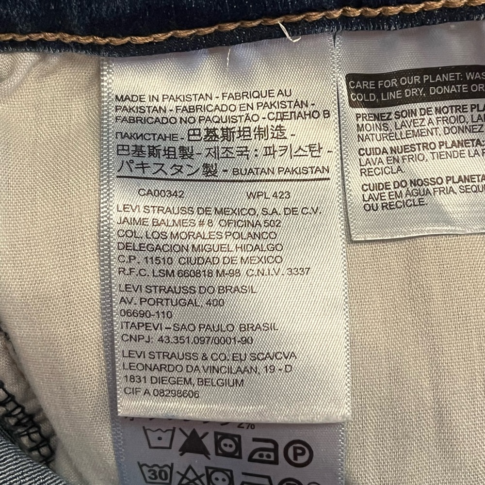 NWOT-Levi Stretch Denim shorts - Picture 7 of 9